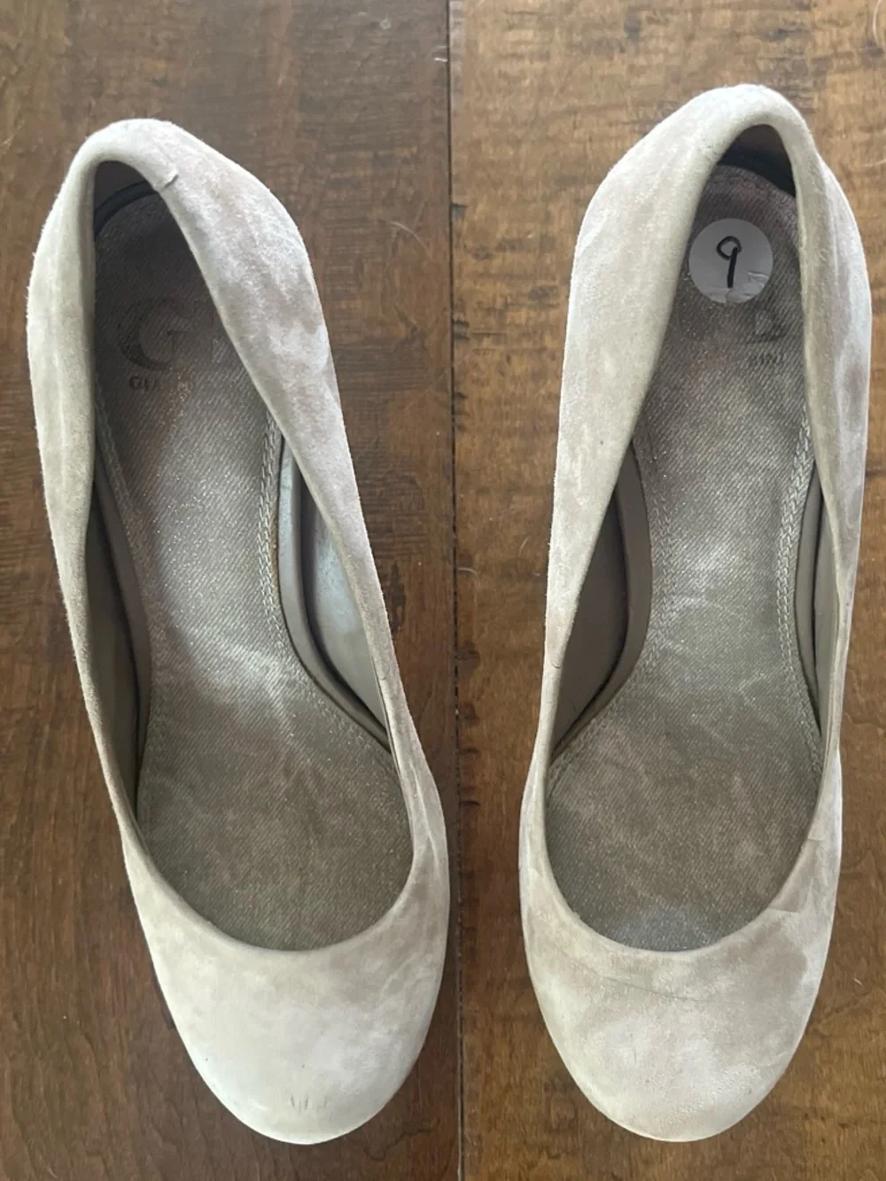 Gianni Bini retro taupe suede platform heels with round toes sz 9